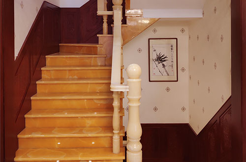 安顺中式别墅室内汉白玉石楼梯的定制安装装饰效果